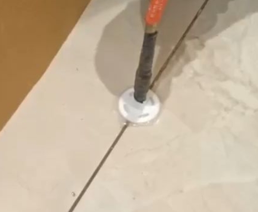 鹤壁市瓷砖空鼓维修公司专业解答瓷砖在铺贴过程中，如果没有涂抹均匀到位的粘结材料（如水泥砂浆或瓷砖胶），可能会导致以下问题