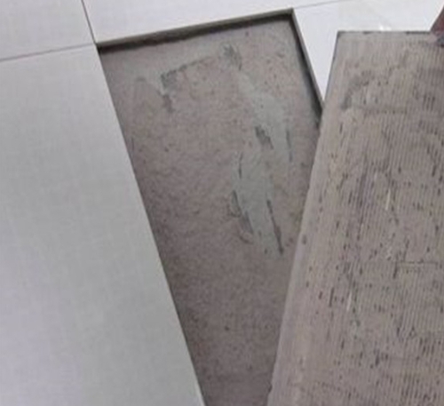 鹤壁市瓷砖空鼓维修公司分享瓷砖铺贴时如果打浆（即涂抹在瓷砖背面和基层上的砂浆或瓷砖胶）过少，会带来以下问题